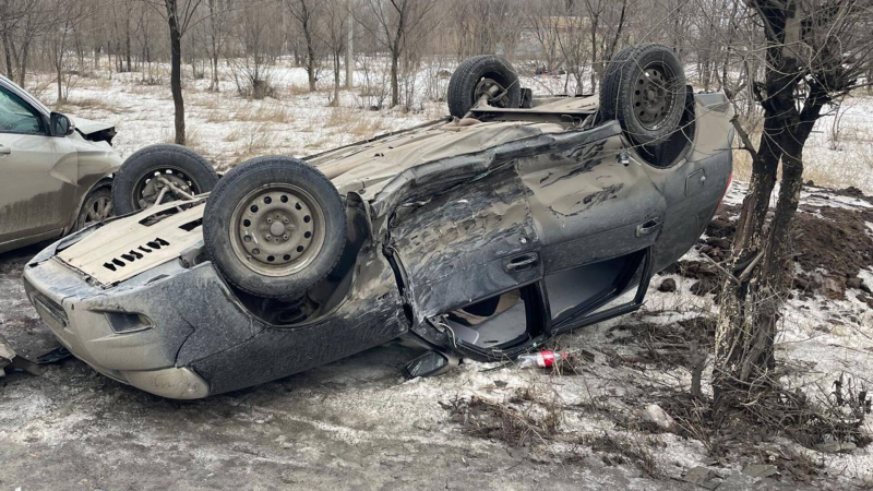 Автомобиль перевернулся после ДТП в Уральске